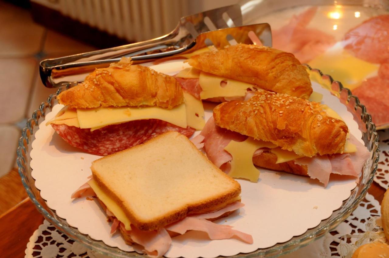 La Casa Di Luna Bed & Breakfast 2*